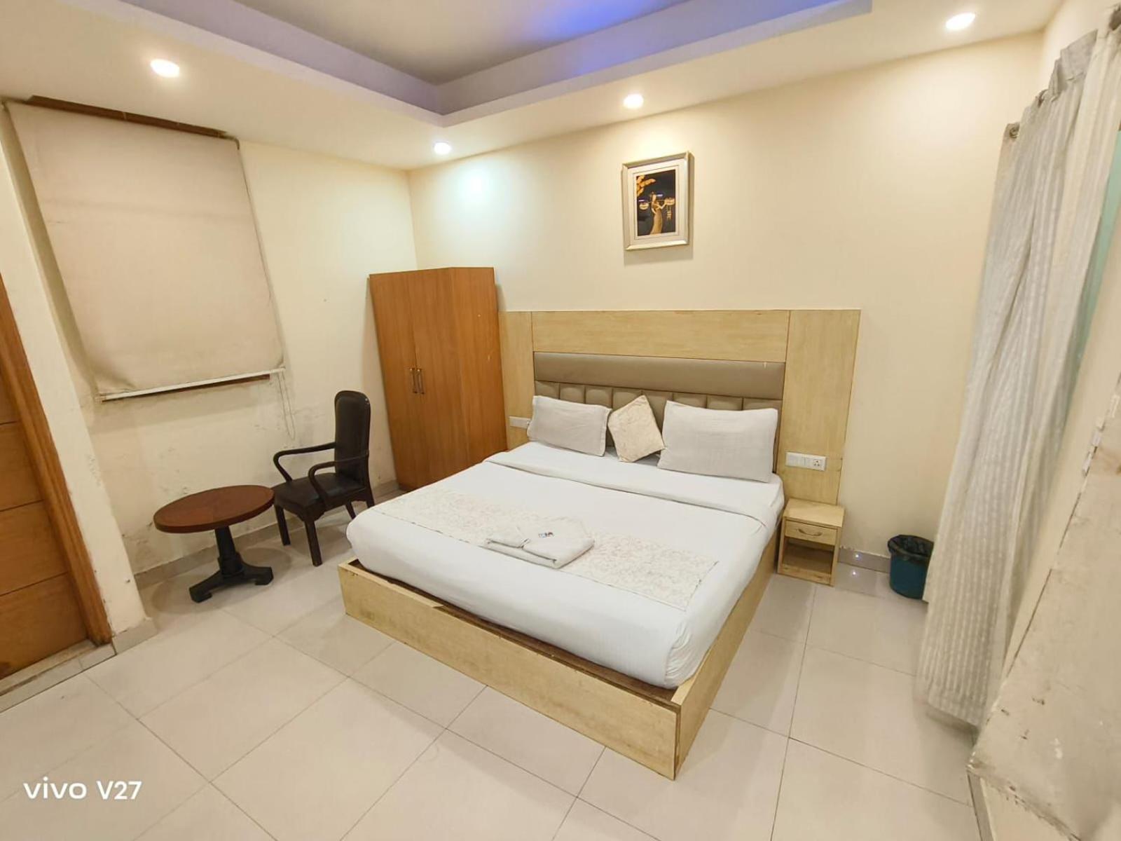 Royal Residency Near Delhi Airport * New Delhi